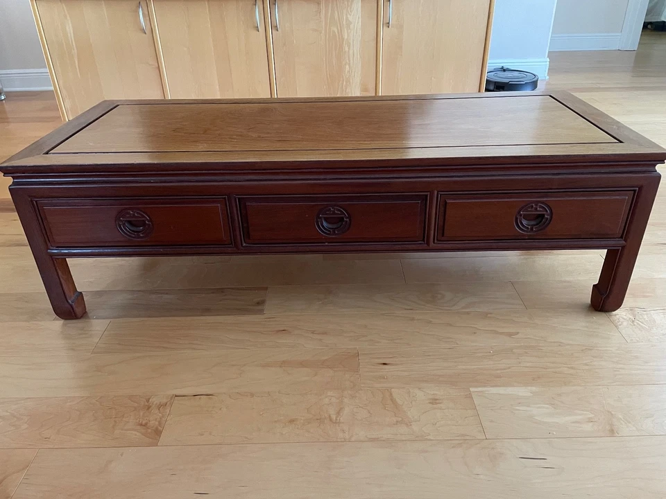 Mesa de centro vintage de madera maciza de 54" con tres cajones. Foto 1 de 2