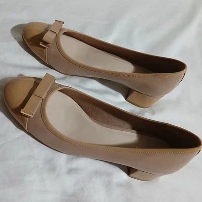 Zapatos de salón Cole Haan talla 9 Kelsey tacón bloque moño beige neutro charol dedos de los pies  Foto 1 de 4