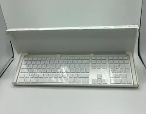 Boxed Apple Wired USB Keyboard with Numeric Keypad - French/Francais (MB110F/B) - Picture 1 of 2