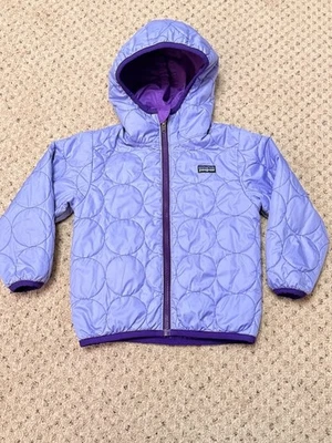Abrigo acolchado reversible morado Patagonia niñas pequeñas 4T Foto 1 de 4