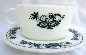 VTG CORNING..PYREX..OLD TOWN BLUE ONION..GRAVY BOAT..UNDERPLATE..MINT - Picture 1 of 2