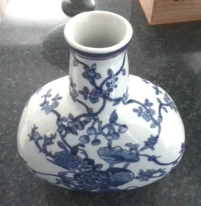 VINTAGE DECORATIVE BLUE & WHITE CHINESE FLASK STYLE VASE 10 in - Picture 1 of 8