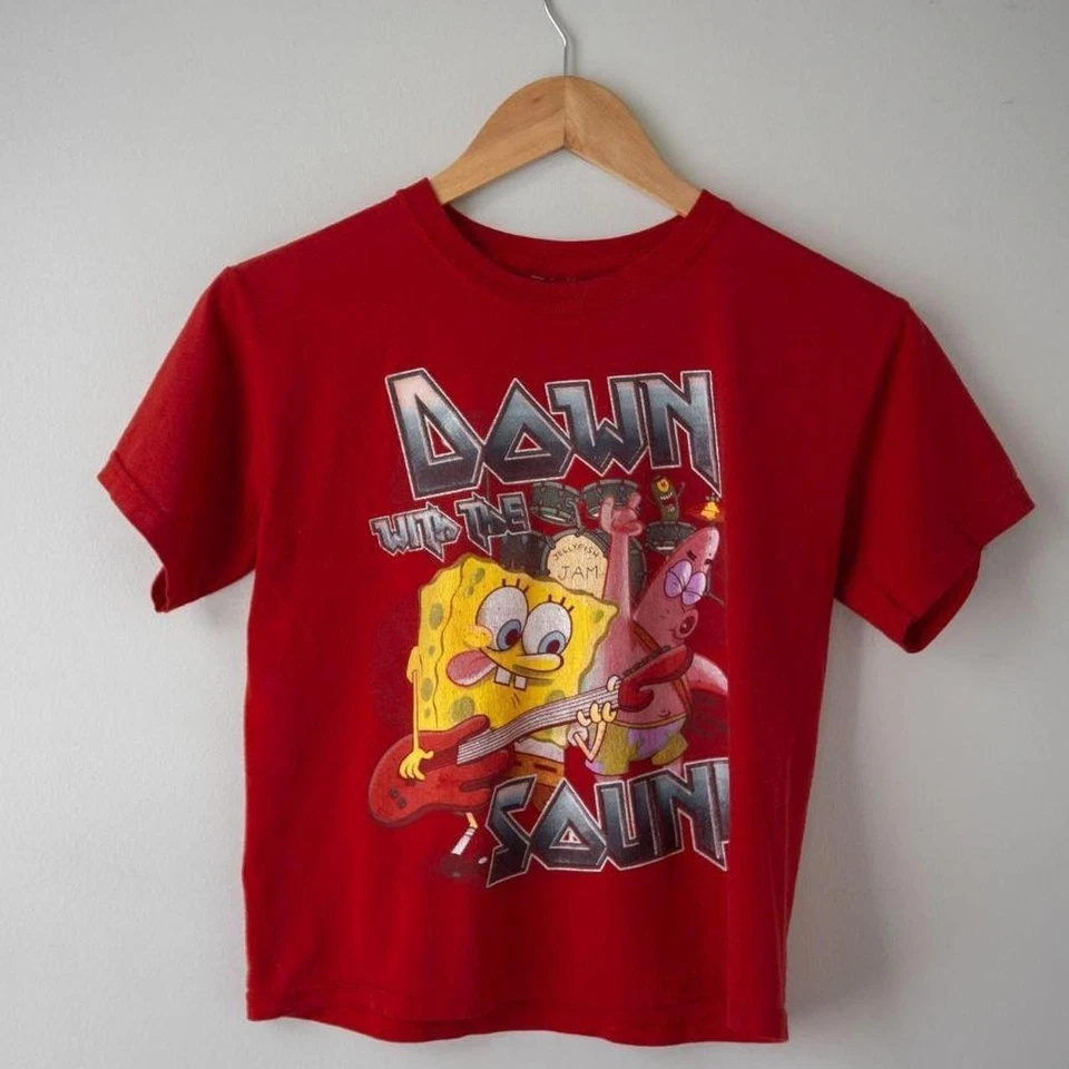 Camiseta roja para niños Nickelodeon Bob Esponja x Banda de Rock gráfica "Abajo el sonido" Foto 1 de 4