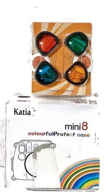 Estuche protector colorido Fujifilm Instax Mini 8 azul claro/verde y lente de color Foto 1 de 4