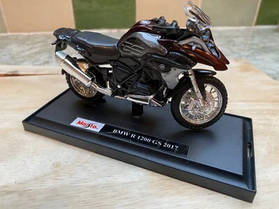 Maisto - BMW R 1200 GS (2017) Dk Burgundy/Grey - Motorbike Model Scale 1:18 - Image 1 of 4