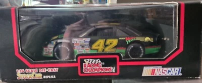 CAMPEONES DE CARRERAS 1/24 #42 NASCAR AMARILLO MELLO RARO FUNDIDO A PRESIÓN IMPULSADO POR BOBBY HILLIN Foto 1 de 2