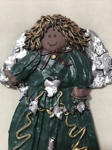 Skurriler Engel auf Sockel dunkler Teint Sterne Herz grün Kleid - Bild 1 von 11
