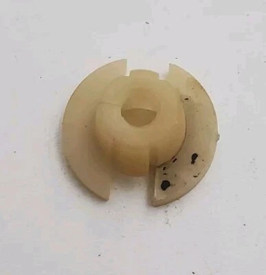 Clip plástico blanco tuerca inferior faro moldura 92 93 94 Geo Metro bisel herrajes Foto 1 de 4