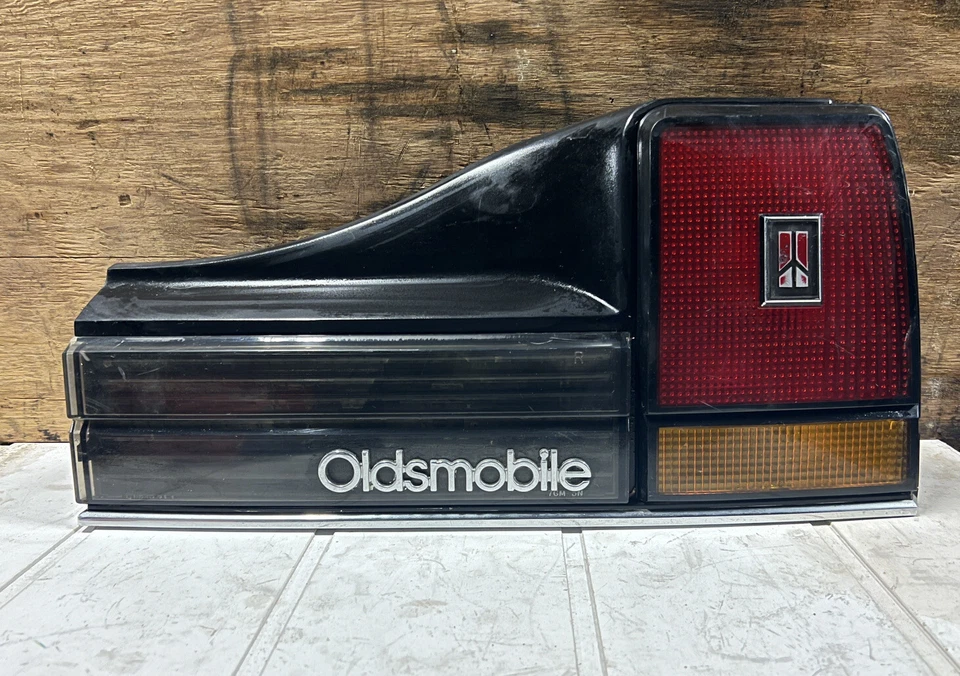 1987-1988 OLDSMOBILE CUTLASS CALAIS OEM LANTERNA TRASEIRA DIREITA LANTERNA TRASEIRA DE PASSAGEIRO - Imagem 1 de 4