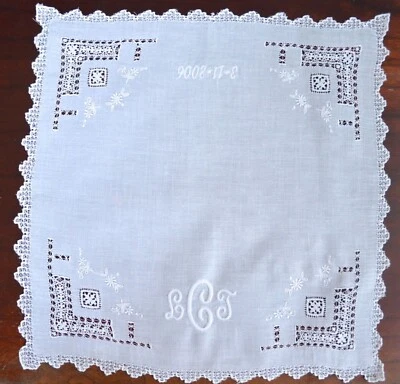 BORDADO IMACULADO VINTAGE BRANCO SOBRE BRANCO MONOGRAMA DE CASAMENTO DESENHADO - Imagem 1 de 3