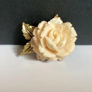 Broche vintage resina tallada aspecto rosa hojas tono dorado lt color melocotón 3-d - Imagen 1 de 7