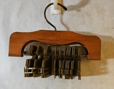 Organizador/colgador de corbatas de madera vintage para hombre • 8,5" de largo • Tiene capacidad para 21 corbatas Foto 1 de 4