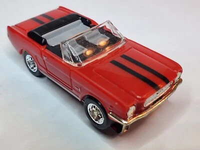 MUSTANG CONV. RAYAS ROJAS/NEGRAS, HO Slot Car, ULTRA G LLANTAS/NEUMÁTICOS NUEVOS "ranurados" Foto 1 de 4