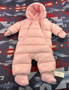 Polo Ralph Lauren Daunen Puffer Schneeanzug 3-teiliges Set Fäustlinge Booties rosa Gr. 6M Baby - Bild 1 von 19