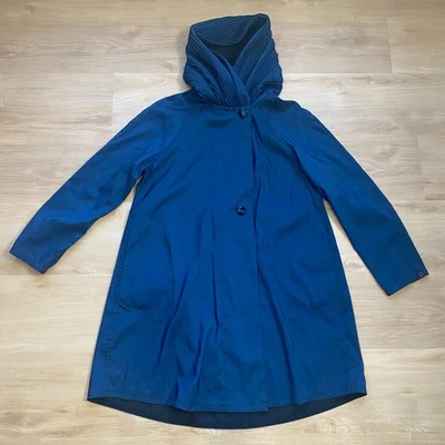 Chaqueta impermeable Mycra Pac reversible plisada con capucha negra/azul talla 2 (M/L) EE. UU. Foto 1 de 4