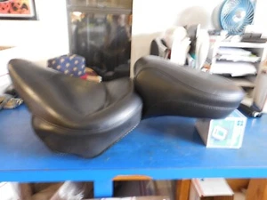 Mustang 2up Seat Harley Davidson FXST FLST 1984-1999 PN 75735 - Imagen 1 de 9