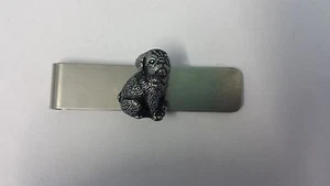 Sitzender Mops Zinnoptik Tier 3D Emblem auf einer Edelstahl Geldklammer - Bild 1 von 1