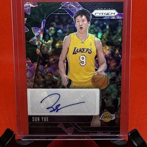 2024-25 Panini Prizm China - Signatures Sun Yue #SIG-SYL Lotus Flower Prizm /18 - Bild 1 von 5