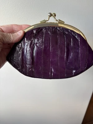 Cartera monedero Lee Sands piel de anguila púrpura cierre de beso 2 compartimentos 7 X 5 Foto 1 de 4