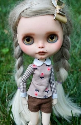 Muñeca Blythe personalizada de ChassyCat con atuendo único en su clase Foto 1 de 4