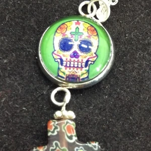 Spooky Skull Caboshon Pendant Necklace in Silver Heart Gift Box - Picture 1 of 6
