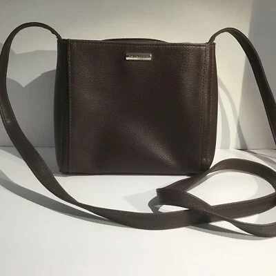 Cartera de Liz Claiborne Correa Bandolera Cuero Sintético Marrón, Bolsillos. Ver disco Foto 1 de 4