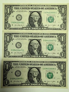 Tre banconote consecutive in dollari USA a partire da D69422666 C anno 2021 - Foto 1 di 17