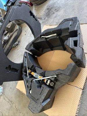 Полный комплект запасных инструментов для левой и правой стороны багажника купе Nissan 370z 2009-2020 годов выпуска - Изображение 1 из 4