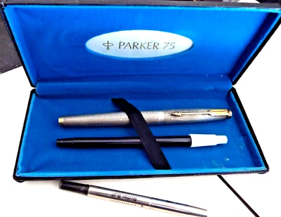 PARKER 75 PLATA ESTERLINA SÓLIDA CINELE ORO BOLÍGRAFO PLANO TASSIES ESTUCHE EE. UU. Foto 1 de 4