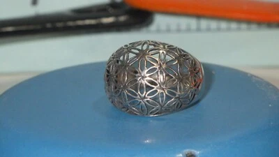 Anillo cúpula plata esterlina 925 vintage patrón de flores finas talla 7,5 nunca usado Foto 1 de 3