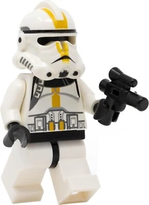 LEGO Star Wars: Yellow Ep 3 Clone Trooper Minifigure (Phase 2) with Blaster - Picture 1 of 3