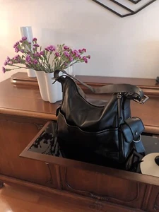 Damen Schulter- Handtasche von Esprit in schwarz, aus Kunstleder, wenig getragen - Bild 1 von 8