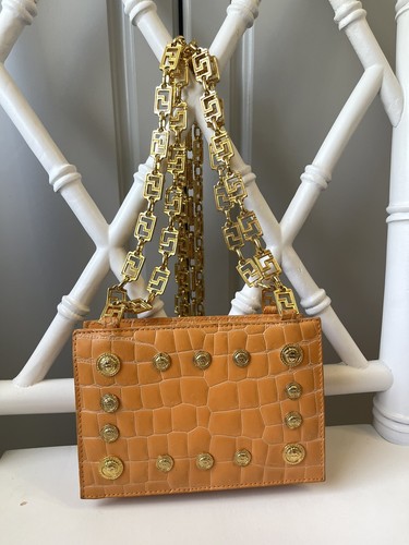 Borsa a tracolla arancione GIANNI VERSACE con catena iconica. F W 1992 Raro Vintage