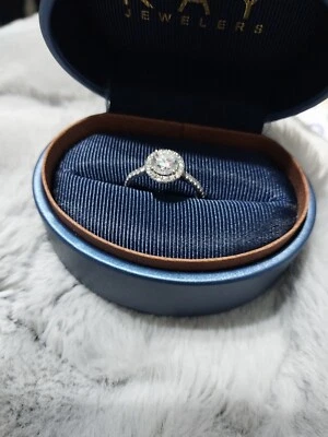 Anillo de Compromiso Kay Jewelers 1.25ctw Leo Primera Luz Diamante Halo Ajuste Talla 6 Foto 1 de 4