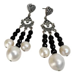 NUEVOS CON ETIQUETAS PLATA ESTERLINA 925 PENDIENTES DE ÓNIX Y PERLAS MARCASITA OREJAS PERFORADAS - CAÍDA 6 cm - Imagen 1 de 12