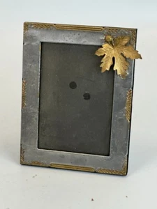Estaño de hoja de roble vintage con marco de fotos con acento de latón * foto de 4" x 6" - Imagen 1 de 3