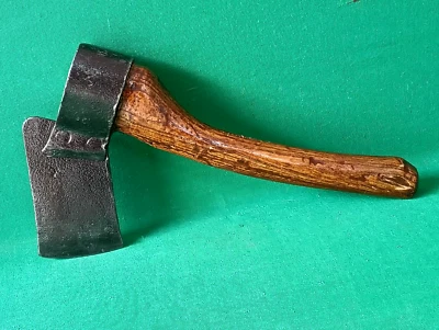 ANTICA E RARA VECCHIA ACCETTA ASCIA SCURE IN FERRO BATTUTO E FORGIATO. CT39 - Immagine 1 di 4