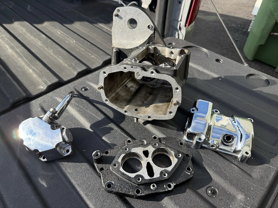 Harley Davidson caja y cubiertas de transmisión de cinco velocidades 1986 FXSTC Foto 1 de 4