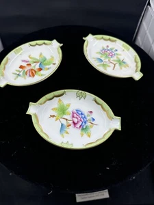 HEREND China Set Of 3, QN VICTORIA GREEN BORDER Vintage Porcelain PEONY ASHTRAY - Picture 1 of 5