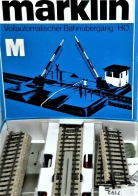 MARKLIN H0 7192 - ANNI 50 PASSAGGIO A LIVELLO AUTOMATICO, COMPLETO DI BINARI - Immagine 1 di 4