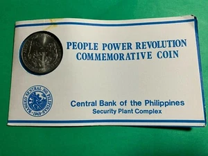 PHILIPPINES 1988 TEN PESO PEOPLE POWER COMMEMORATIVE NICKEL IN ORIG FOLDER  - Picture 1 of 5