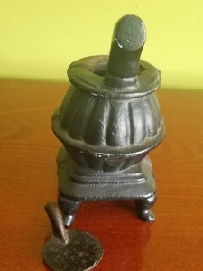 Estufa de vientre vintage de metal fundido en miniatura utilizada para casa de muñecas - Imagen 1 de 3
