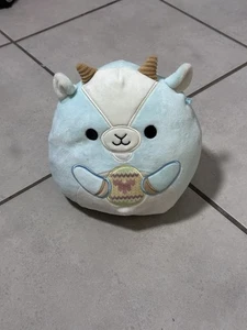 Squishmallow Domingo la capra blu che tiene un uovo di Pasqua collezione Pasqua - Foto 1 di 6