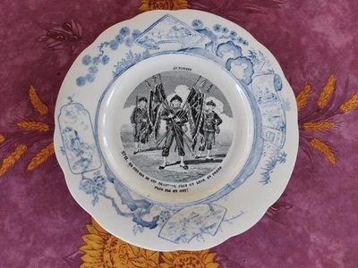 Assiette Parlante Terre de Fer Faience Creil Montereau Au Tonkin N°11 Décor Bleu - Photo 1/4