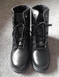 Rogue And Wolf - Pitch Black Vegan Leather - Doc Style 7 Loch Boot - Bild 1 von 6