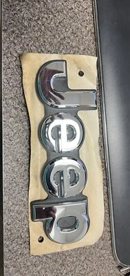 Jeep Grand Cherokee 2014 placa de identificación trasera cromada OEM 1WD56TRMAA/3-C Foto 1 de 3