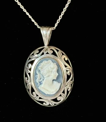 Antigo Pingente camafeu branco sobre azul assinado por Jezlaine prata esterlina 925 - Imagem 1 de 4