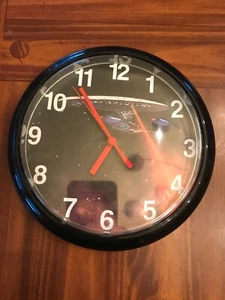 STAR TREK WALL CLOCK 9 IN. - Picture 1 of 3