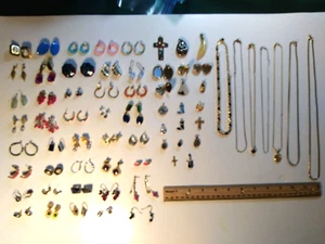 Spezialschmuck Konvolut - 40 Paar Ohrringe, 7 Halsketten, 20 Anhänger. - Bild 1 von 17