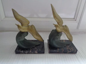 PAIRE DE SERRE LIVRES MOUETTE SUR VAGUE REGULE SOCLE MARBRE SIGNE MELO ART DECO - Picture 1 of 8